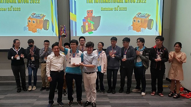 Vietnam student claims top prize at Robot Youth maker competition